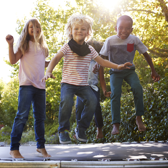 Dekorationsbild: Fyra barn hoppar på en studsmatta