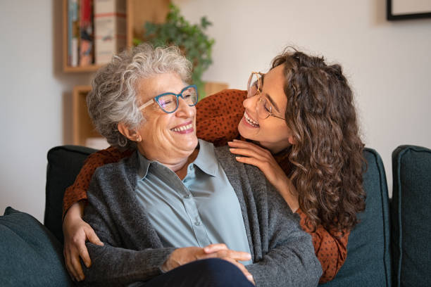Dekorationsbild: En yngre och en äldre kvinna pratar och skrattar